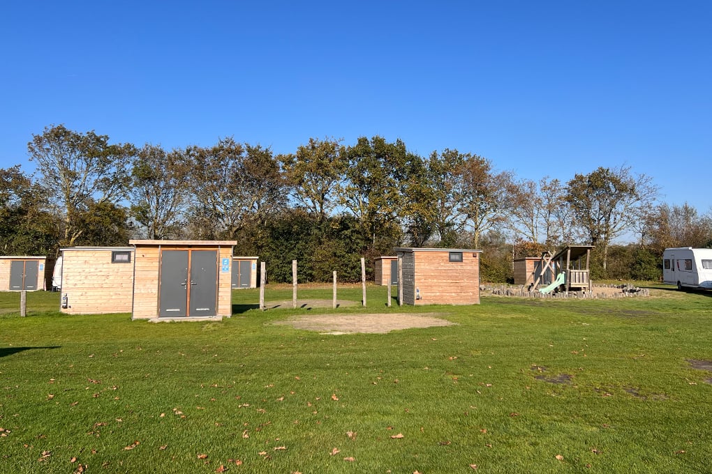 Campingfeld Pioenross, mit Rutsche und Schaukel für Kinder