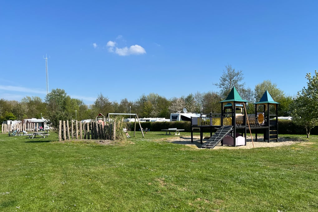 Spielplatz mit Klettergrüst, Schaukel, Trampolin und Volleyballfeld