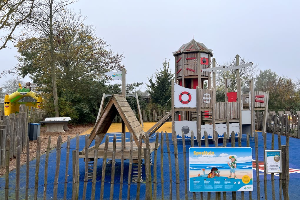 Spielplatz mit Kletterturm