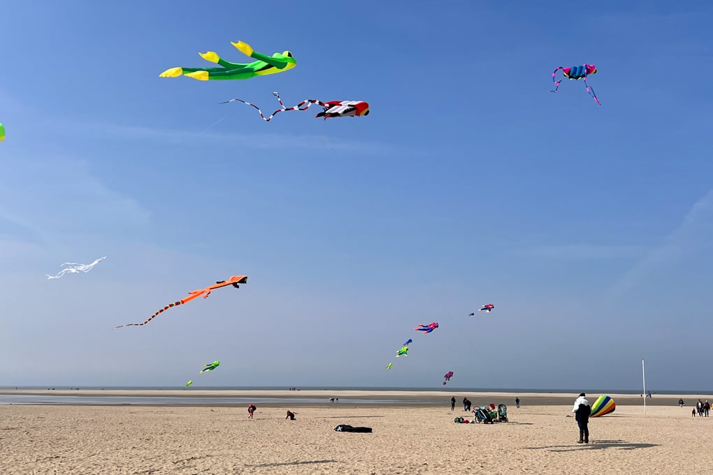 Strand Ouddorp im April, bei schönem Wetter sind immer viele Drachen am Himmel