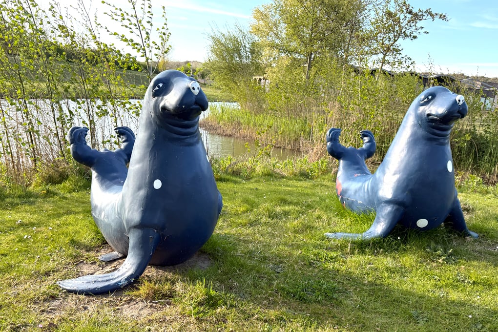 Süße Seehundfiguren auf der Campinginsel