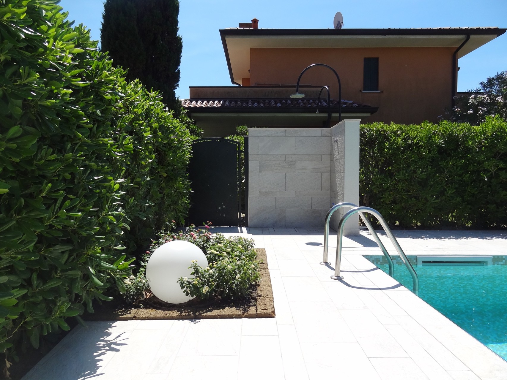 Außendusche mit Tür zum Fjord - Villa Fashion - Ferienhaus Albarella mit Pool 