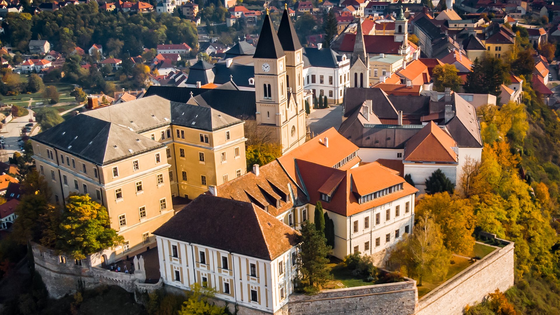 ... mit herausgeputzter Altstadt