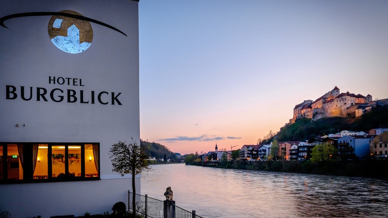 Zimmer mit Blick auf Burghausen