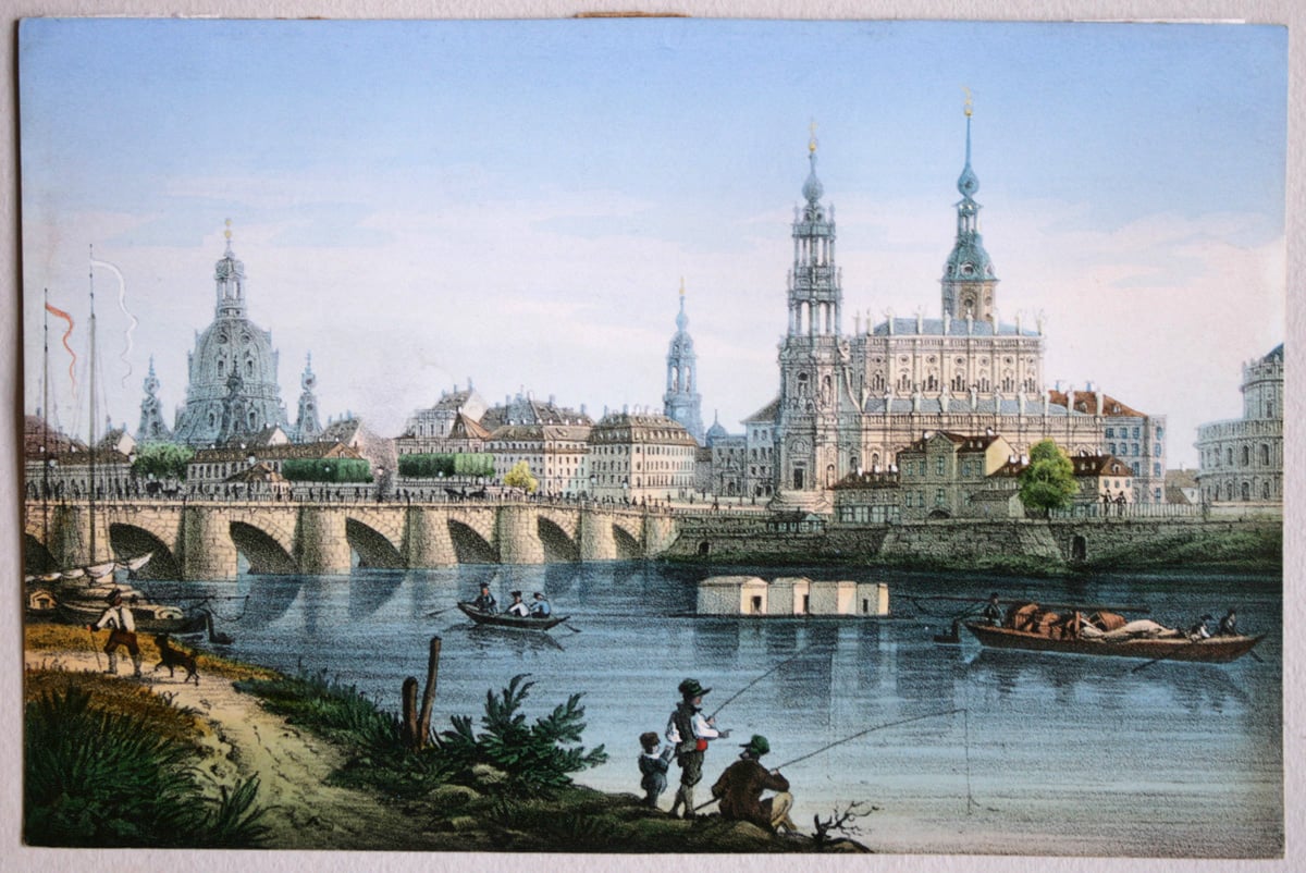 Blick vom Neustädter Elbufer auf Augustusbrücke und die Altstadt in Dresden