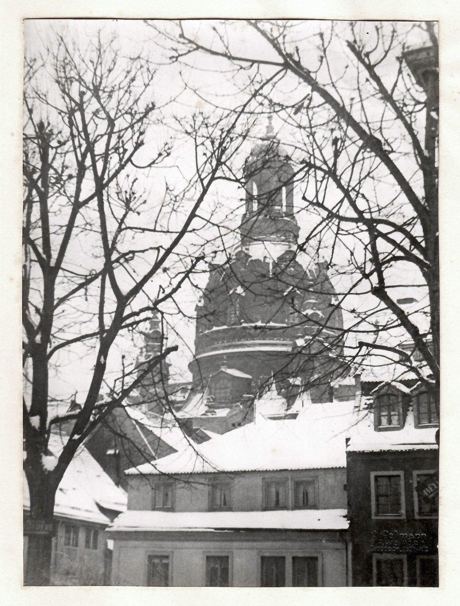 Die Dresdner Frauenkirche im Winter 1945 vor der Bombardierung