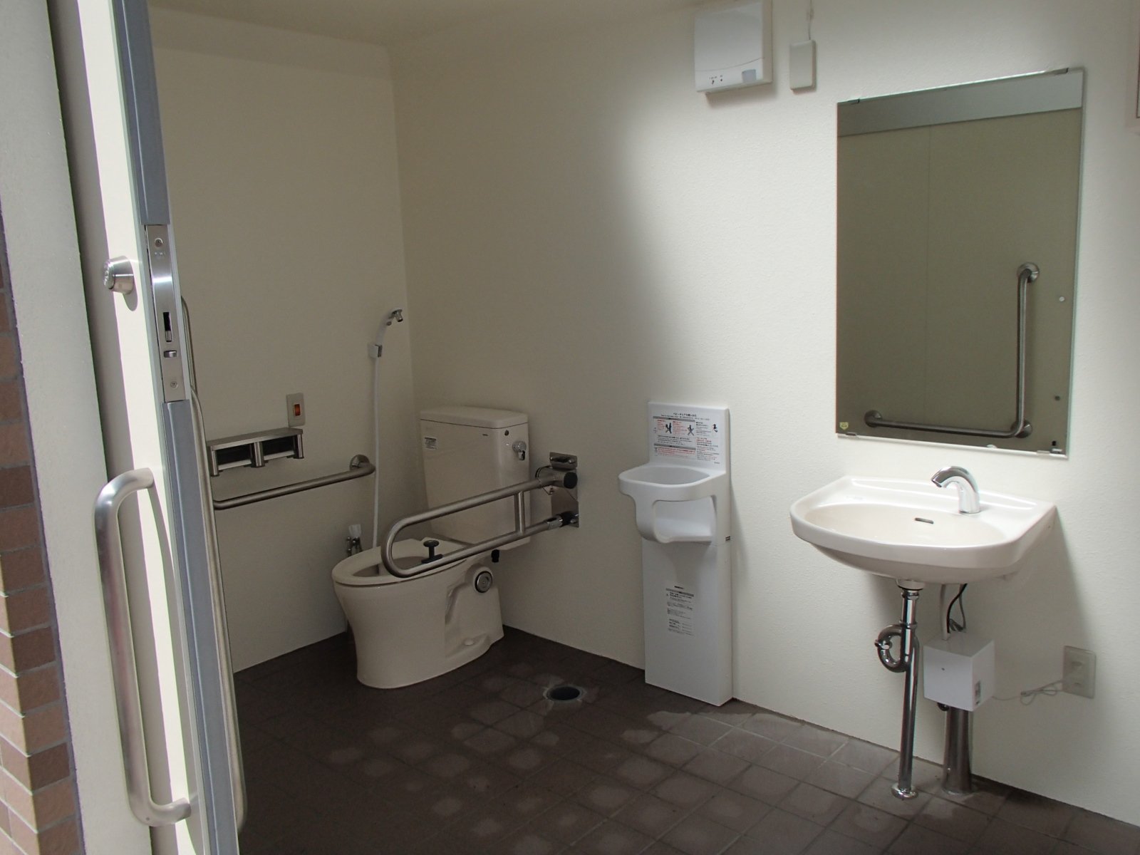 誰でもトイレ☆オストメイト用設備付きです