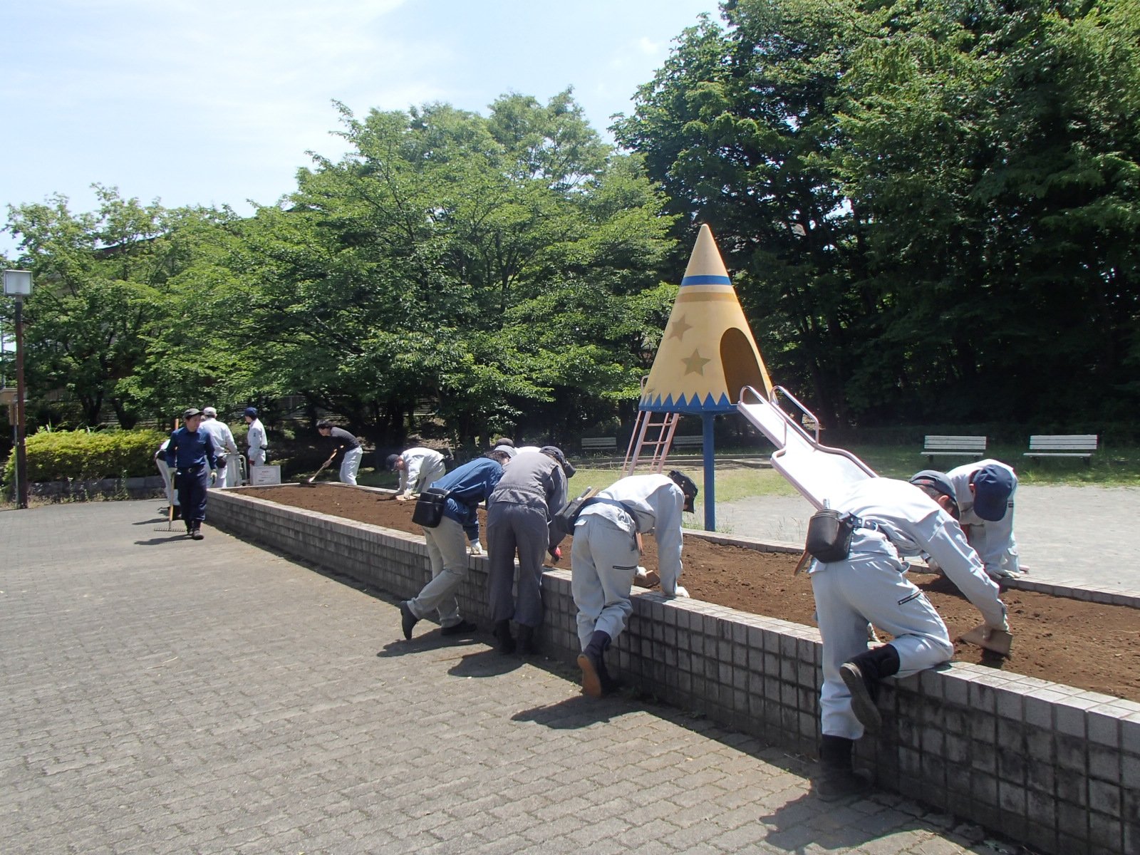 小さい石などを取りながら、土の表面を均していきます…
