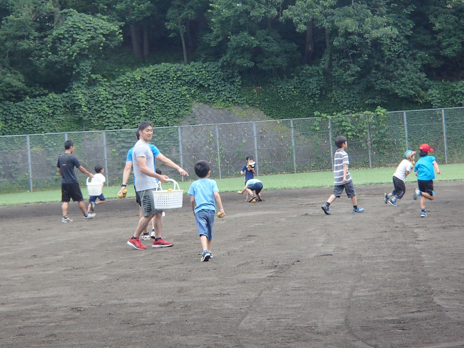 ボール拾いは楽しいゲームみたい♪みんなであっという間に拾いました