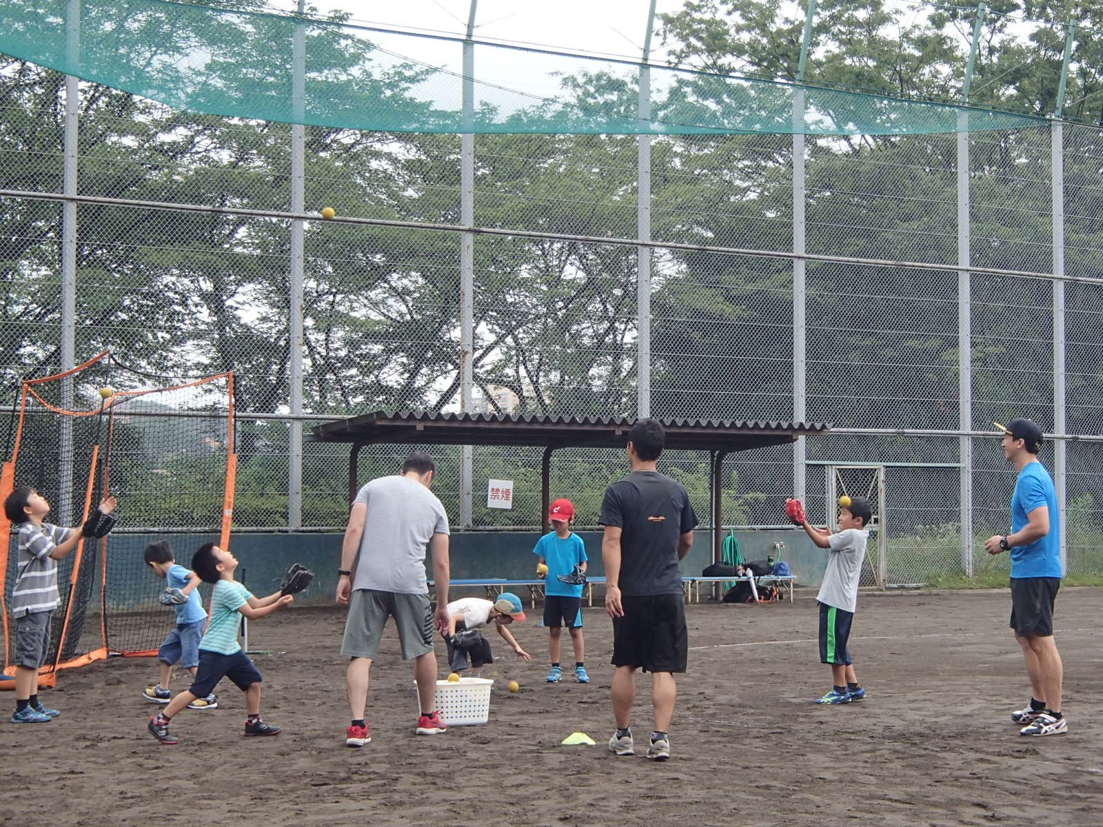 グローブをつけてボールをキャッチ★意外とむずかしそうです