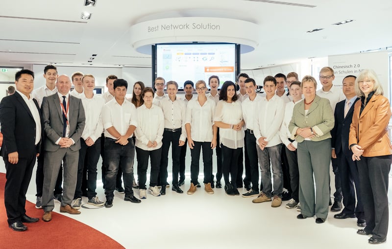 Von links: Herr Zhang (Chinesisch-Lehrer), Herr Senz (Huawei Public Affairs Senior Manager), Chinesisch-Schüler/innen, Frau Löhrmann (Schulministerin NRW), Herr Yue (Huawei Chief Operating Officer), Frau Schnell-Klöppel (Schulleiterin); Foto: F. Gemein