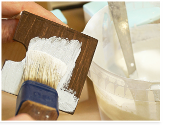 Shabby Chic Deckanstrich mit weißer Temperafarbe