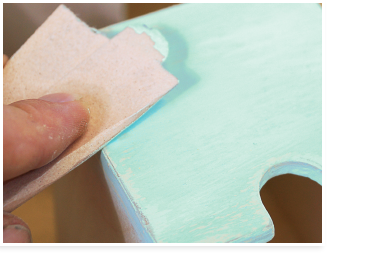 Shabby Chic durchschleifen mit Schleifpapier P 150