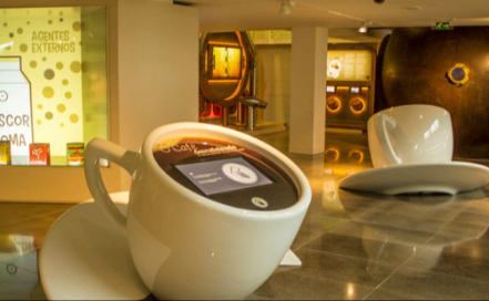 Tazas gigantes, corpóreos en el Museo del Café, Portugal