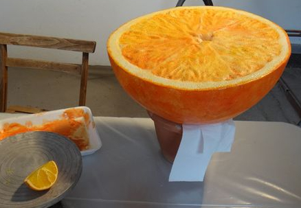 1/2 Naranja gigante. Como elemento de atrezzo especial en escaparate de coctelería.