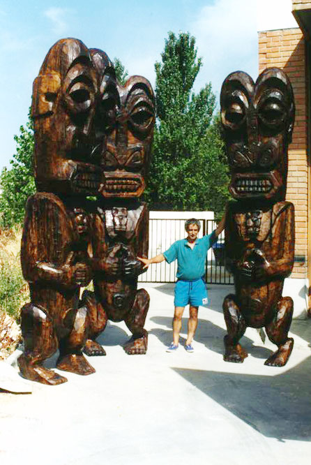 Tótems estilo polinesio, decoración de parque temático