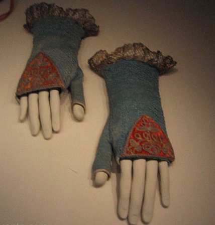 Manos (vestibles) para mostrar coleccion de mitones en el Museo del Traje, Madrid