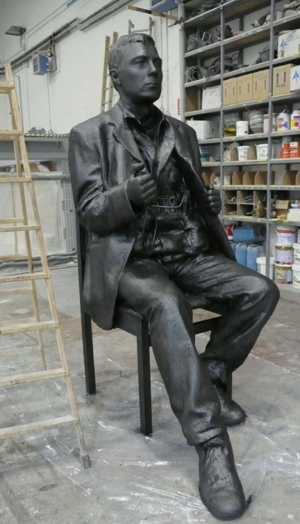 Terrorista con cinturón de explosivos, escultura more than lifesize