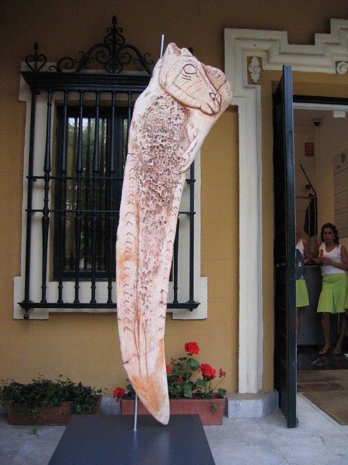 Espátula de la Garma (gigante) como reclamo de la exposición sobre Arte Mueble