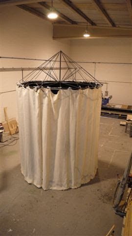 Escenario Circular de Teatro, tarima elevada y telón textil circular sobre estructura desmontable.