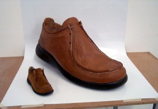 Ficticio gigante de Zapato, para escaparate. (el de la izquierda es el zapato a tamaño real, a la derecha el ficticio gigante)