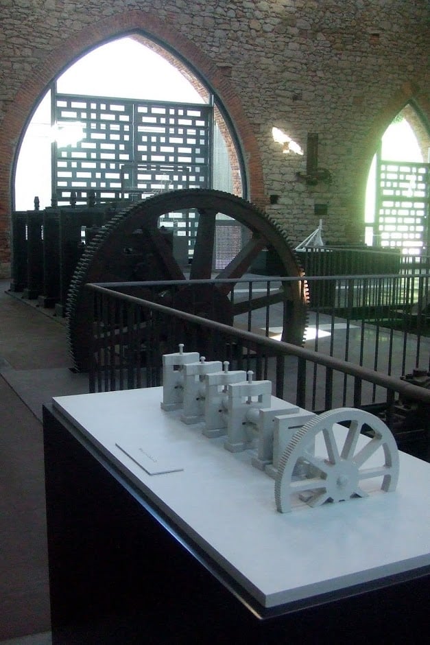 Modelo para invidentes y reconstrucción (atrás) de un tren de engranajes de la Maquina de Vapor de Watt, Museo de Sabero