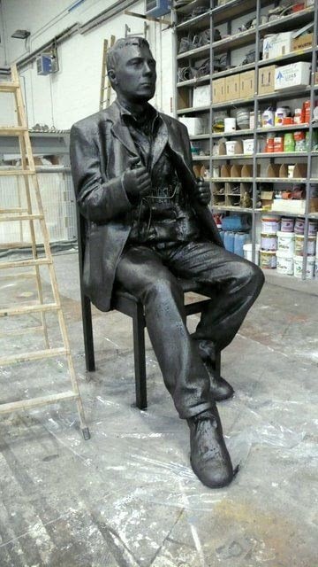 Terrorista Suicida, escultura gigante, expuesta en Arco, etc.