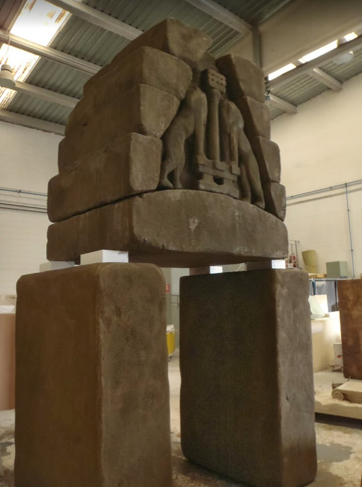 Pieza de pórtico para exposición sobre teatro grigo clásico