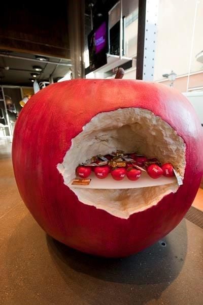 Manzana Gigante - Mordida, como expositor de manzanitas decorativas en una tienda