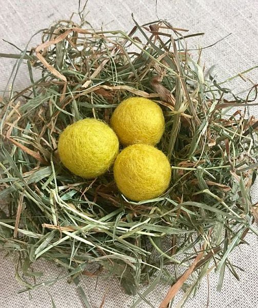 spring inspiration easter eggs felt balls filzkugeln table setting tulips tulpen tischdeko tischdekoration ostereier ostern 