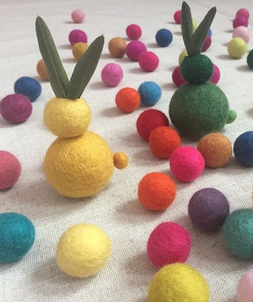 spring inspiration easter eggs felt balls filzkugeln table setting tulips tulpen tischdeko tischdekoration ostereier ostern 