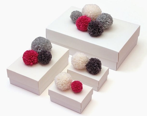 Fridolina hygge geschenkeverpacken gift box gift wrapping xmas x-mas weihnachten fridolina.si pompon pompons buntbox grey white christmas