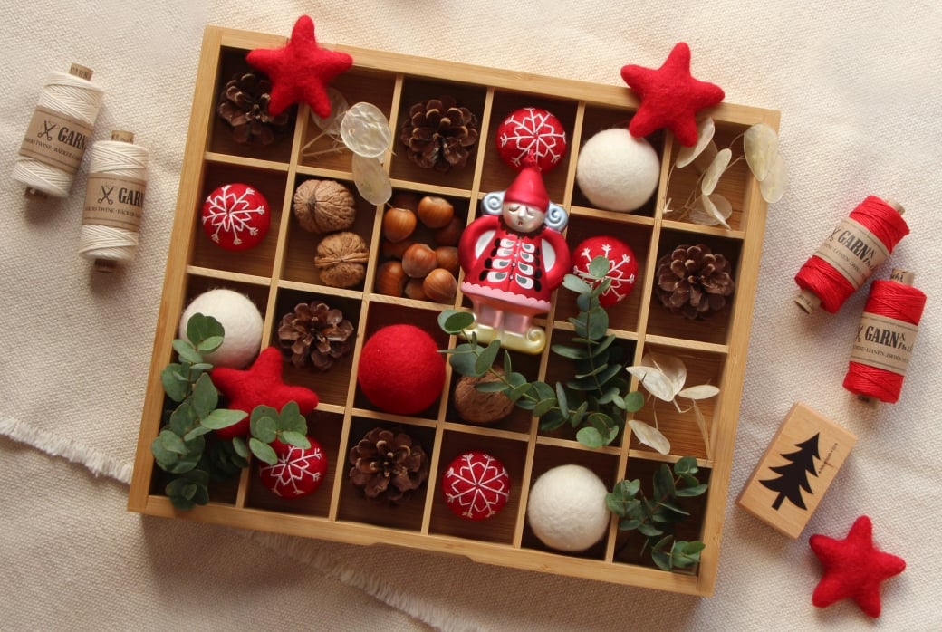 božični prazniki dekoracija kroglice iz filca štampiljke storž oreh zvezda weihnachtsdekoration stempel garn weihnachten filzkugel