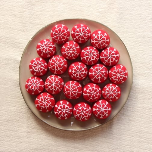 božični prazniki dekoracija kroglice iz filca štampiljke storž oreh zvezda weihnachtsdekoration stempel garn weihnachten filzkugel