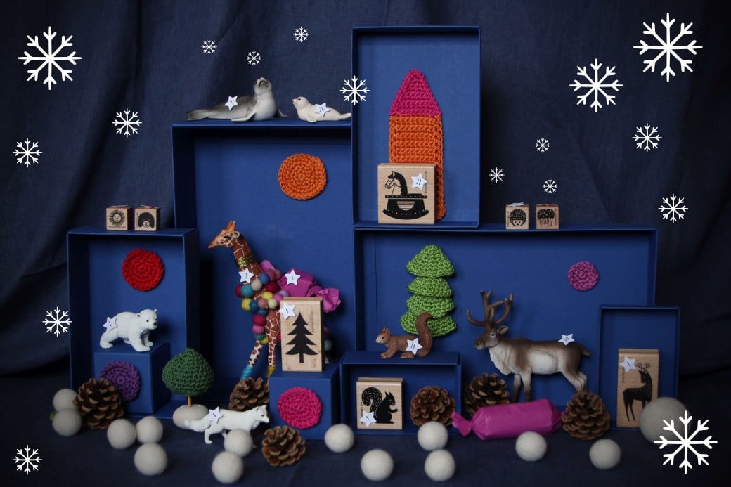 adventni koledar adventskalender buntbox perlenfischer stempel žig štampiljka žirafa jelenček veverica lisica živali schleich tiere eisbär darilo darila božič škatla škatlice darilna škatla xmas smrečica jelka storž modra številka gift wrapping geschenke
