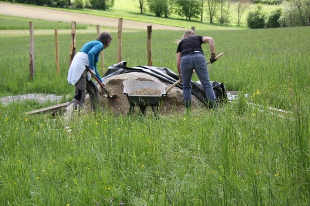 Kies schaufeln für die Magerbeete © Edith Kirchberger