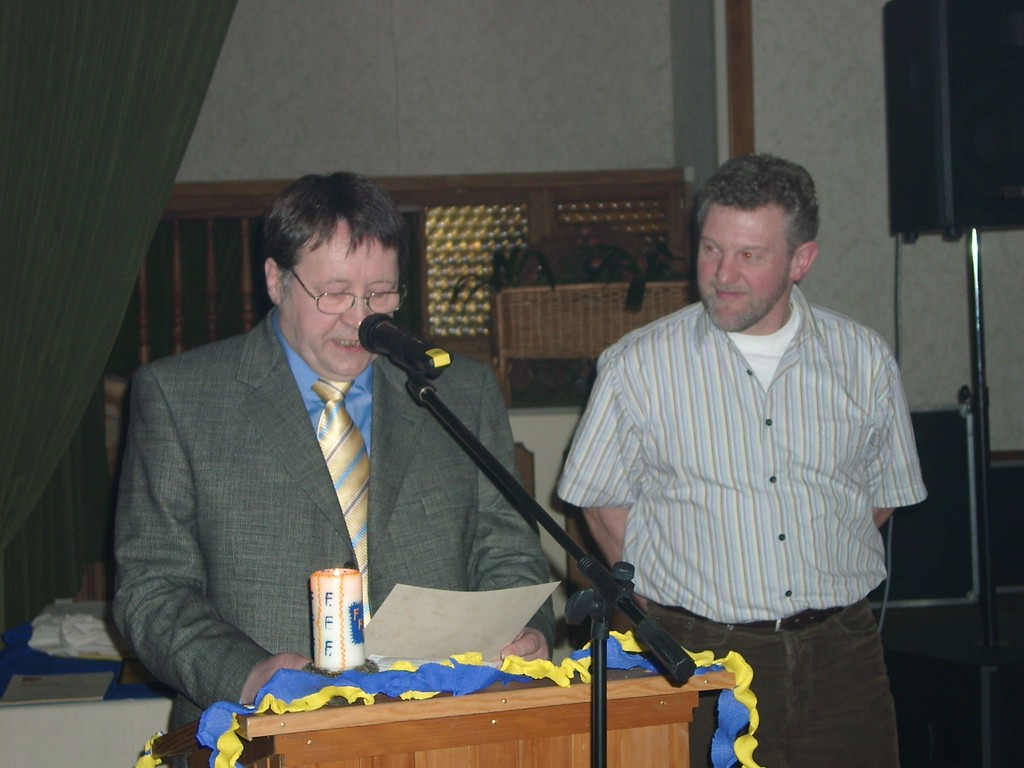 Friedhelm Christians von der Firma Non-Stop aus Victorbur wird zum Ehrenmitglied ernannt.