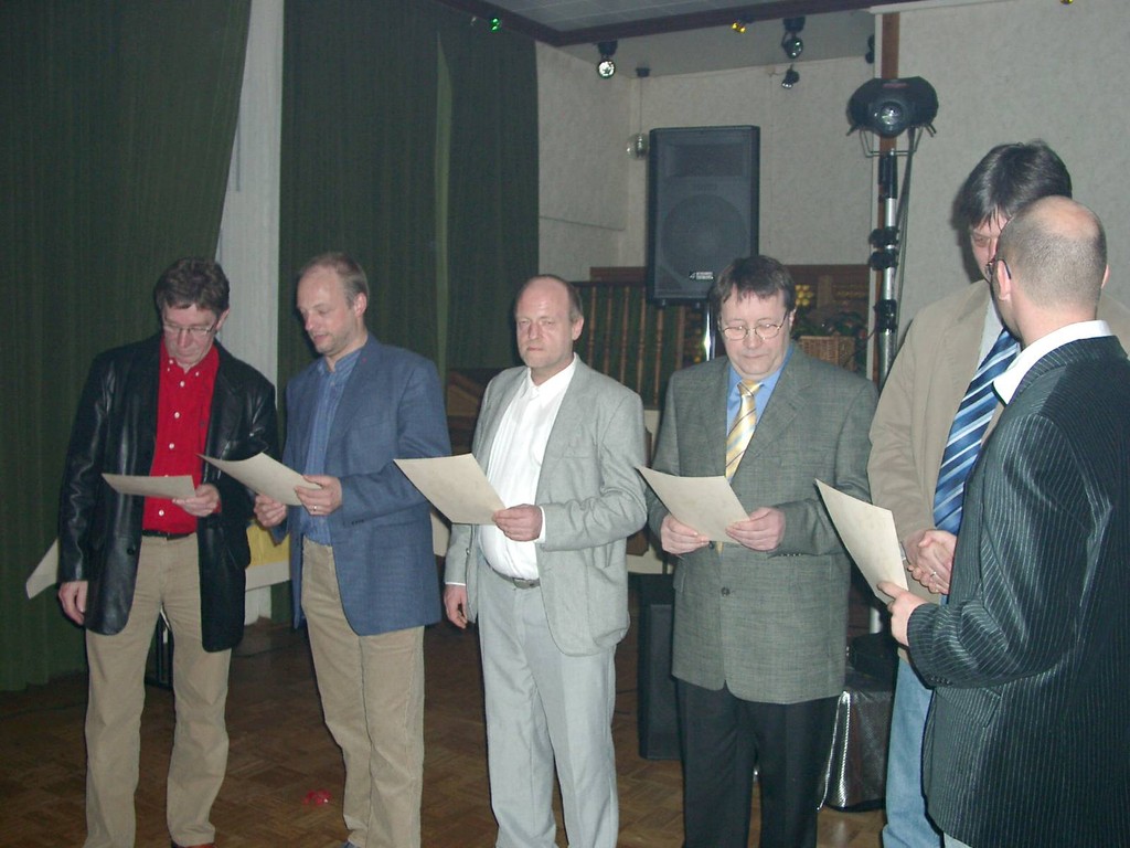 Die "Macher" der ersten Stunde: Von links: Hans Erdmann, Johann Behrends, Theo Behrends, Wilfried Freese, Werner Harms und Jochen Neiße, der die Ehrungen vornimmt