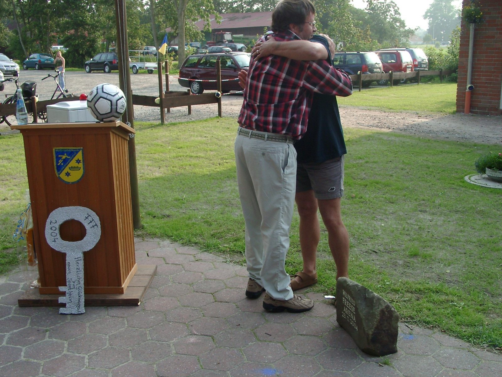 Übergabe des Gedenksteines