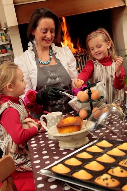 Victoire et Eglantine préparent sous l'oeil de Virginie un gâteau moelleux à l' orange