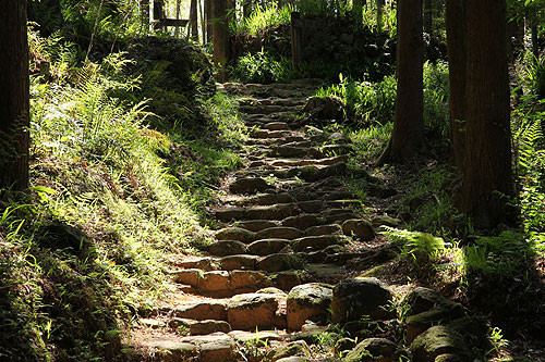 峠へ続く石畳