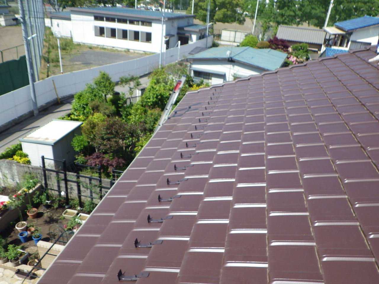 瓦屋根の後付け用雪止め金具設置工事！  in宇都宮市