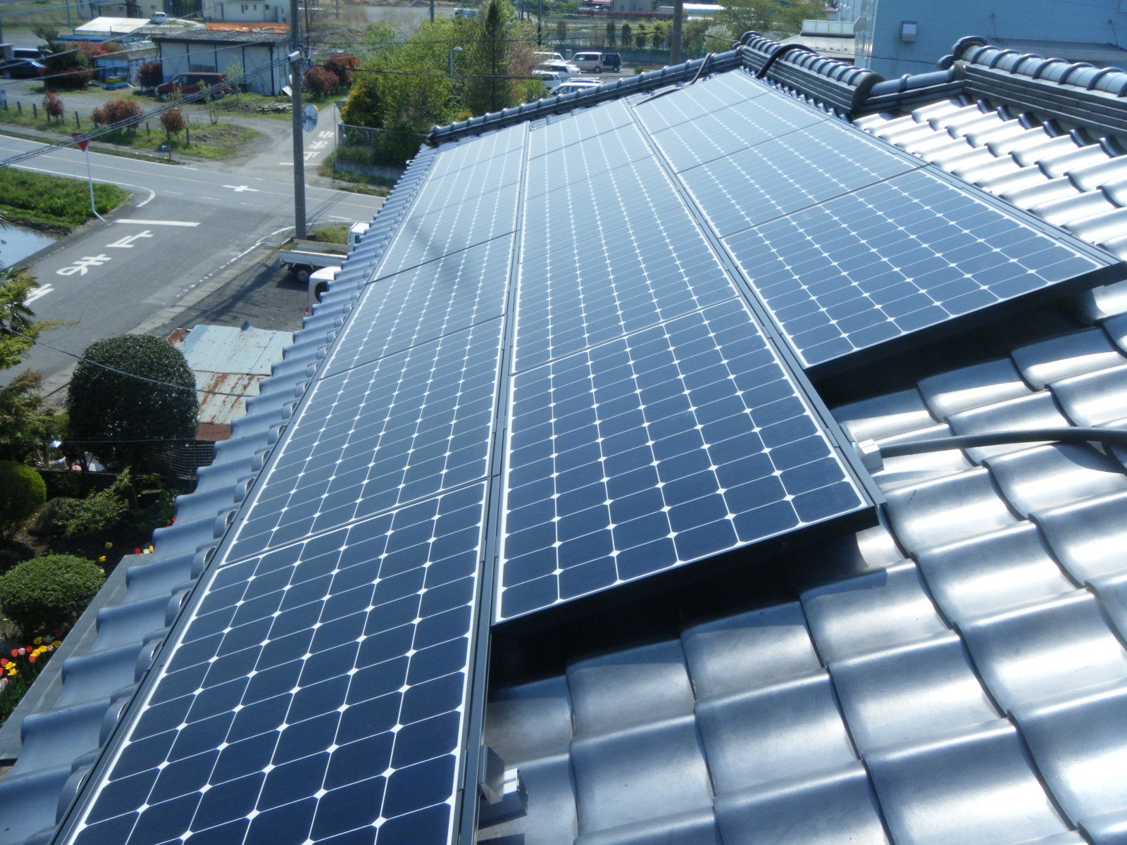 瓦屋根へ支持金具仕様の太陽光発電システム設置工事！　inさくら市