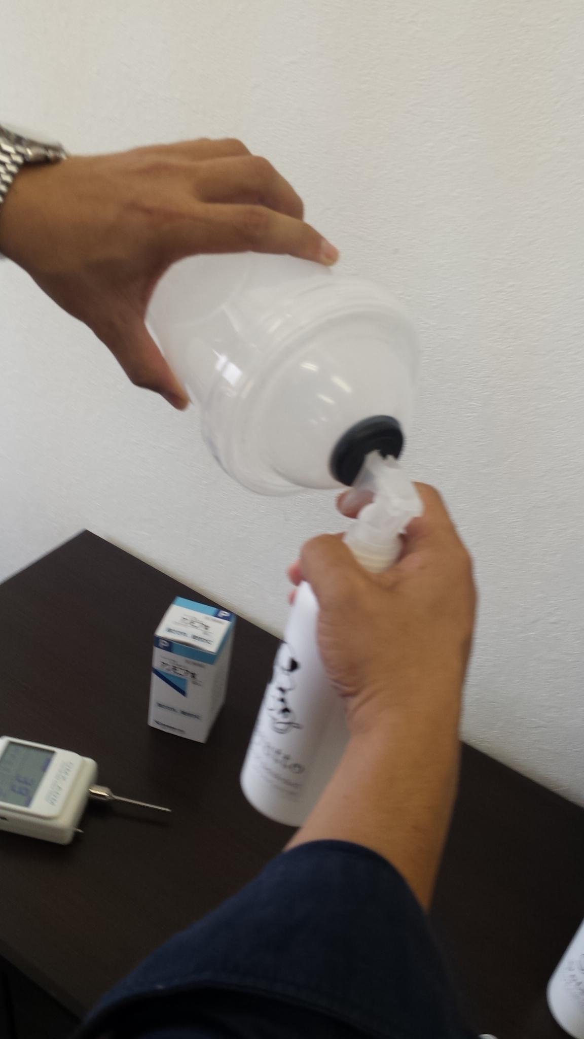 アンモニアが充満している容器にCOCを吹き付ける