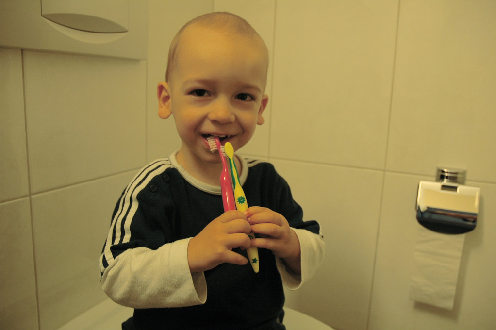 "Willst du heute zwei Zahnbürsten, um dir die Zähne zu putzen?" Natürlich will er und schmunzelt über diese aussergewöhnliche Idee.