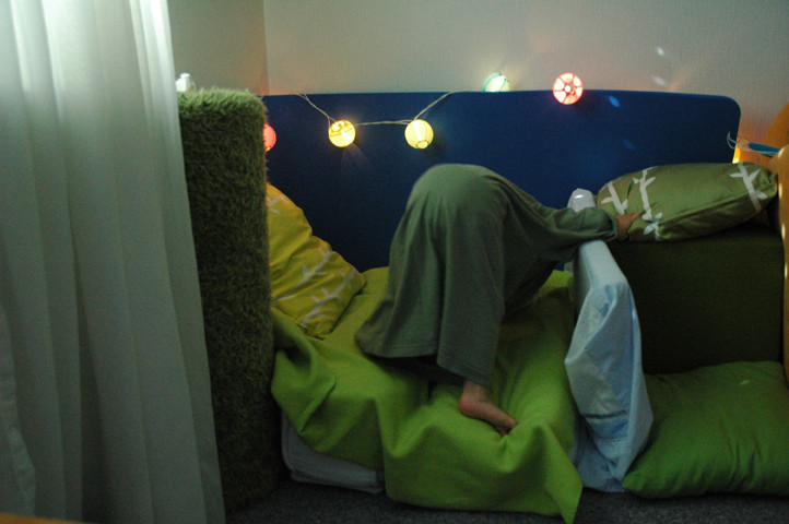 Und "purzelt" damit in seine mit einem Abendlicht dekorierte Kuschelecke.