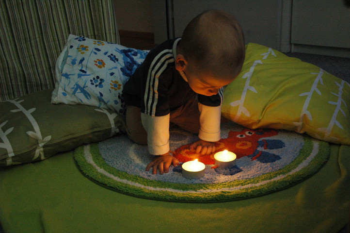 Sehr vorsichtig bestaunt er die Abend-Kerzli und er spürt das Vertrauen in sein Vorsichtig-Sein, das ich ihm schenke.