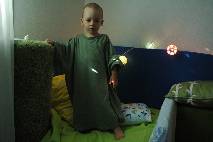 Heute darf er ausnahmsweise ein Mami-T-Shirt zum Schlafen anziehen!