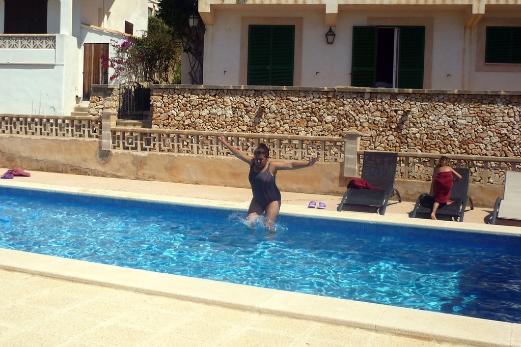 Oma Teresas Pool-Sprung