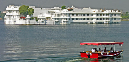 Platz vier: Taj Lake Palace, Udaipur, Indien. Preis: ab 350 Franken pro Nacht. Im Jahr 1743 unter der Aufsicht von Maharana Jagat Singh II. gebaut, ist das Marmorgebäude heute eine der schönsten Luxusherbergen Indiens